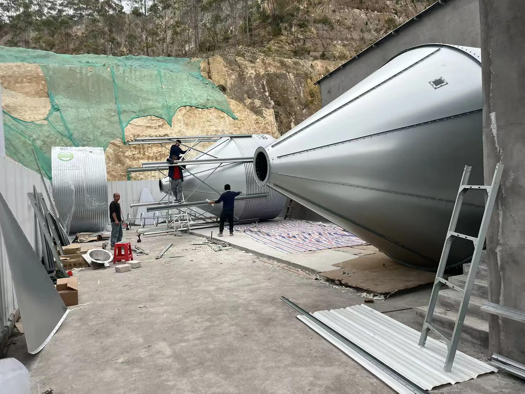 Tionscadal Feirme Muc Mórscála Debabrother i Guangdong Á thógáil le hacmhainn réamh-mheasta 300,000 muc in aghaidh na bliana