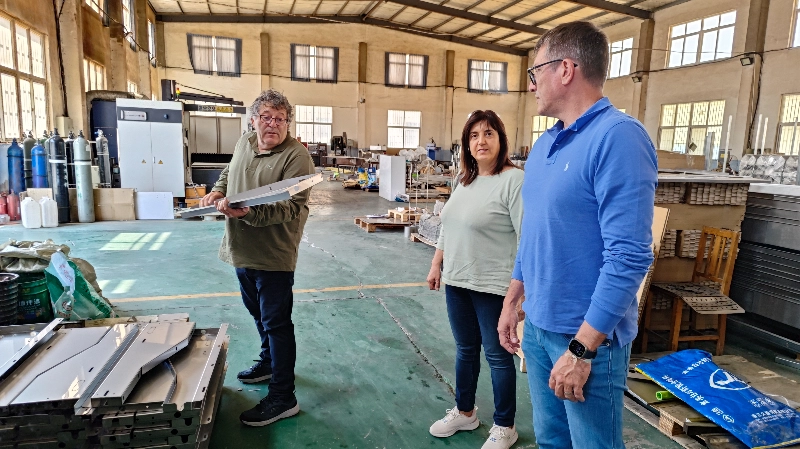 Custaiméir Deich mBliana Manolo ón Spáinn ar cuairt chuig Debabrother Arís